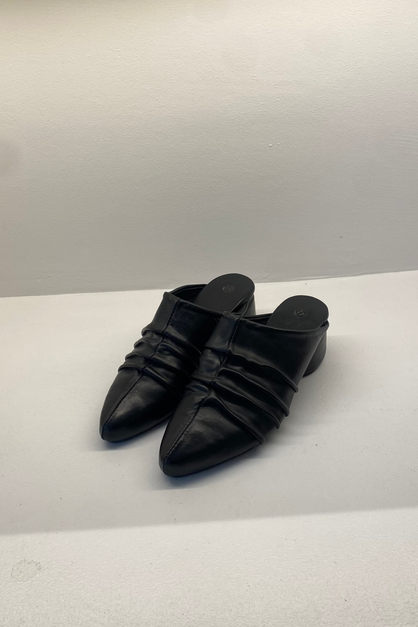 IAMISIGO POINTED LEATHER MULES